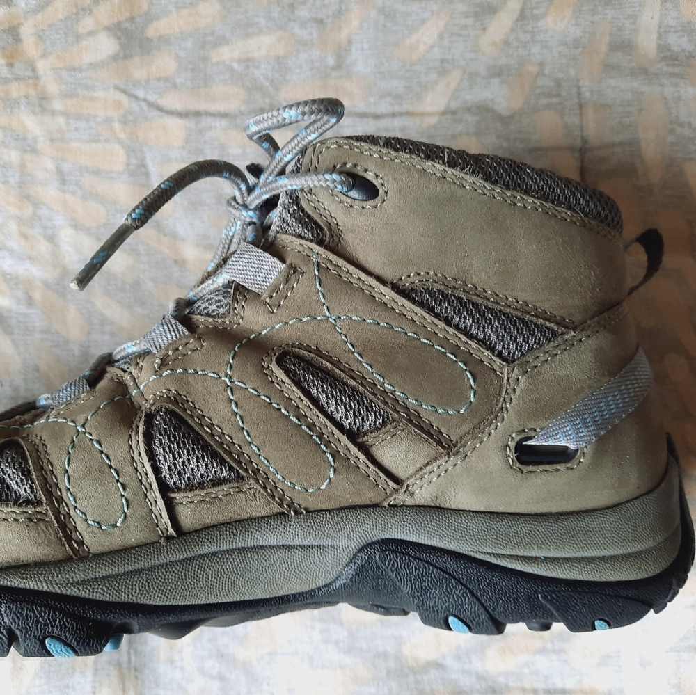 Keen Women's Mid hiking boots zise 7. - Picture 9 of 15